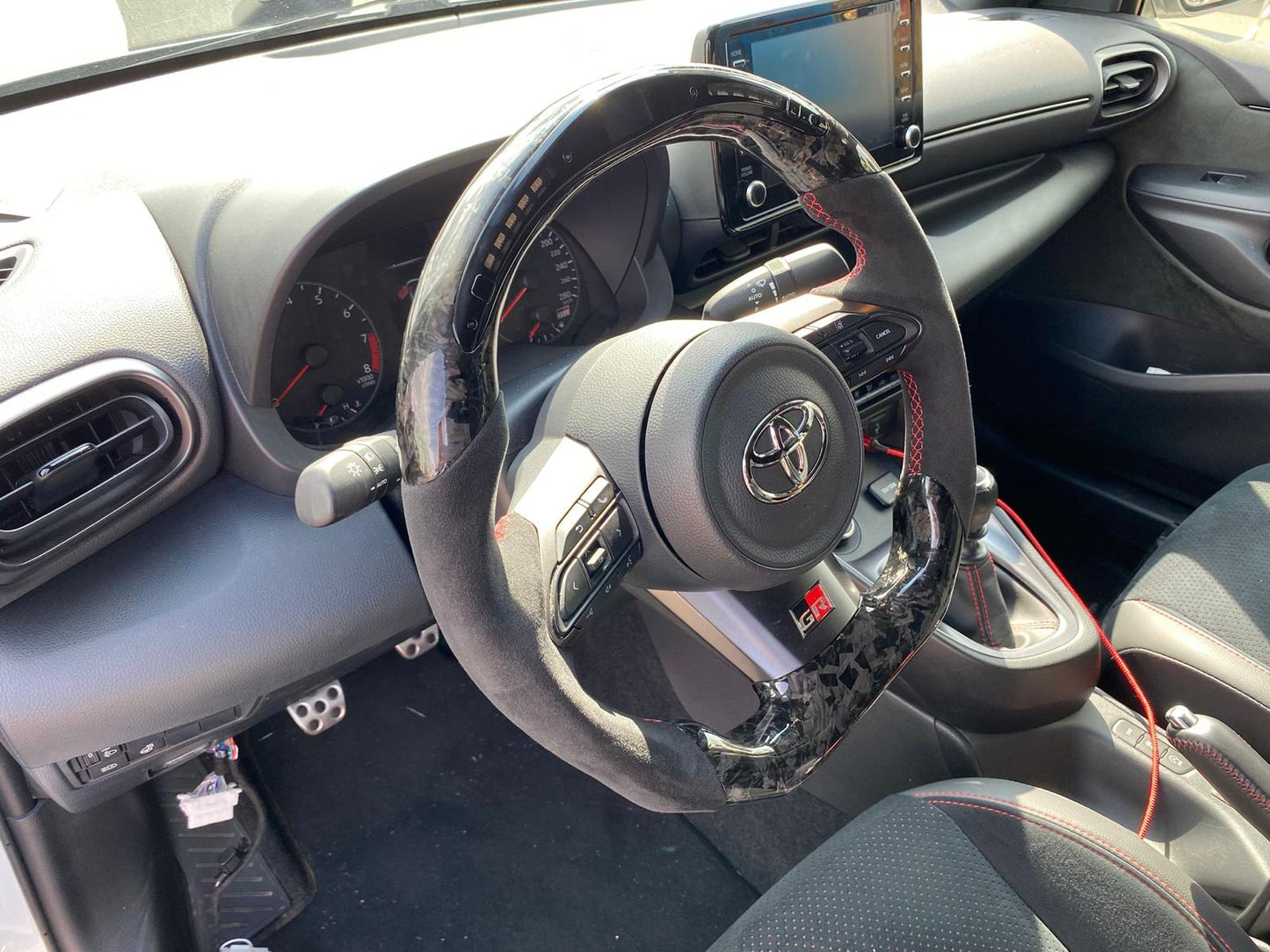 Toyota GR Yaris Lenkrad Carbon mit Display / Shiftlight