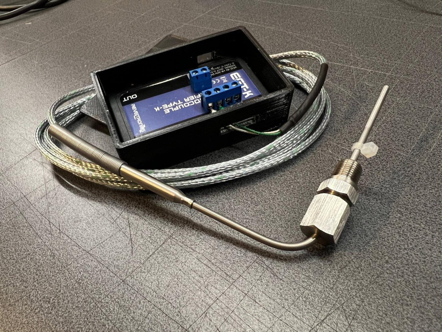 Abgastemperatursensor (EGT) mit Konverter inkl. Kabelbaum und Gewindehülse - UMC-Parts.de