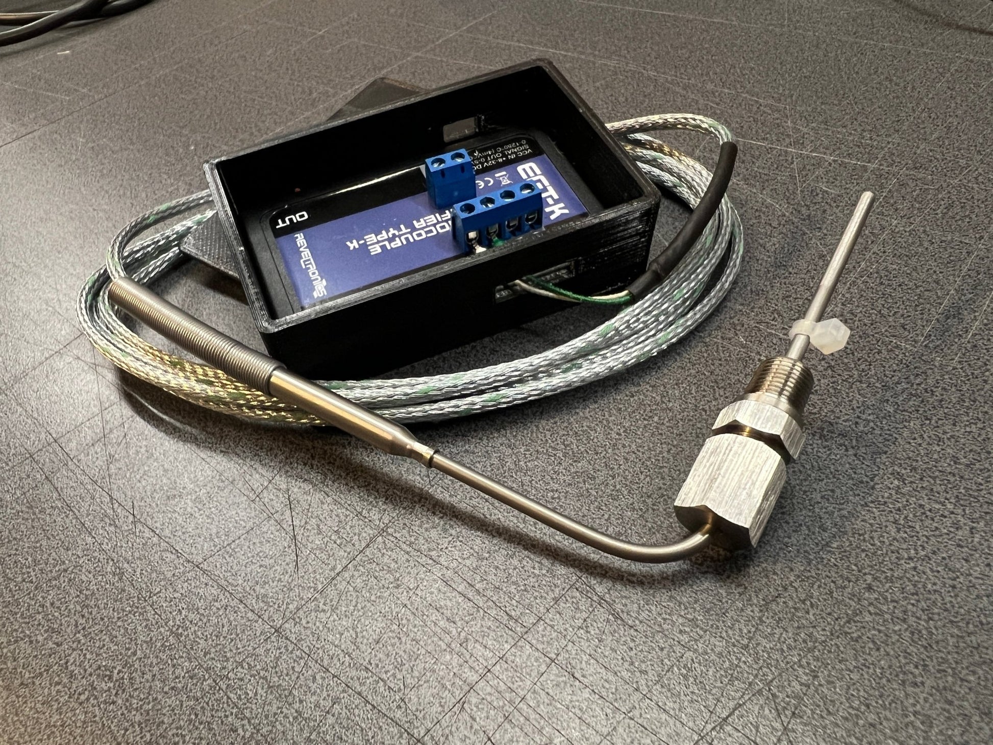 Abgastemperatursensor (EGT) mit Konverter inkl. Kabelbaum und Gewindehülse - UMC-Parts.de